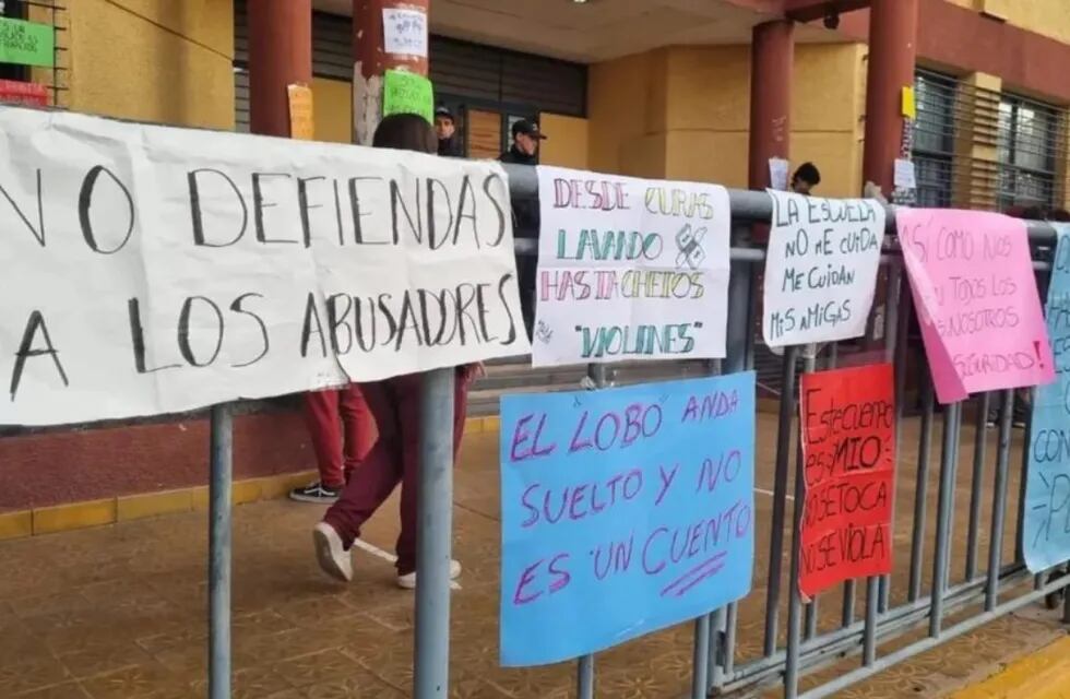 Tras la denuncia por abuso en el colegio sanjuanino, los estudiantes siguen sin clases y las autoridades reclaman por el accionar de padres y alumnos