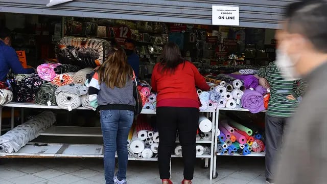 Negocios y comercios con persianas bajas