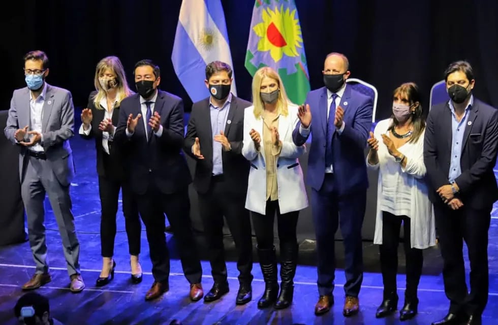 El gobernador Axel Kicillof con los nuevos miembros del gabinete provincial en el acto realizado en La Plata.  (Foto: Zonales.com)