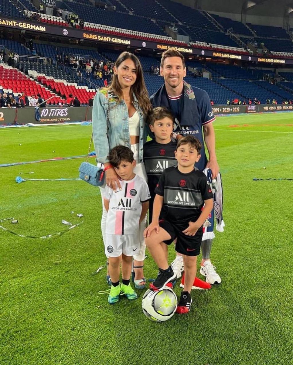 Lionel Messi cerró su primera temporada en París Saint-Germain (PSG). Después del último partido se sacó una foto en la cancha con su esposa Antonela Roccuzzo y sus hijos Thiago Messi, Mateo Messi y Ciro Messi.