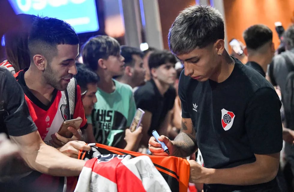 Los jugadores de River fueron recibidos con mucho color para la semifinal de Copa de la Liga en Córdoba.