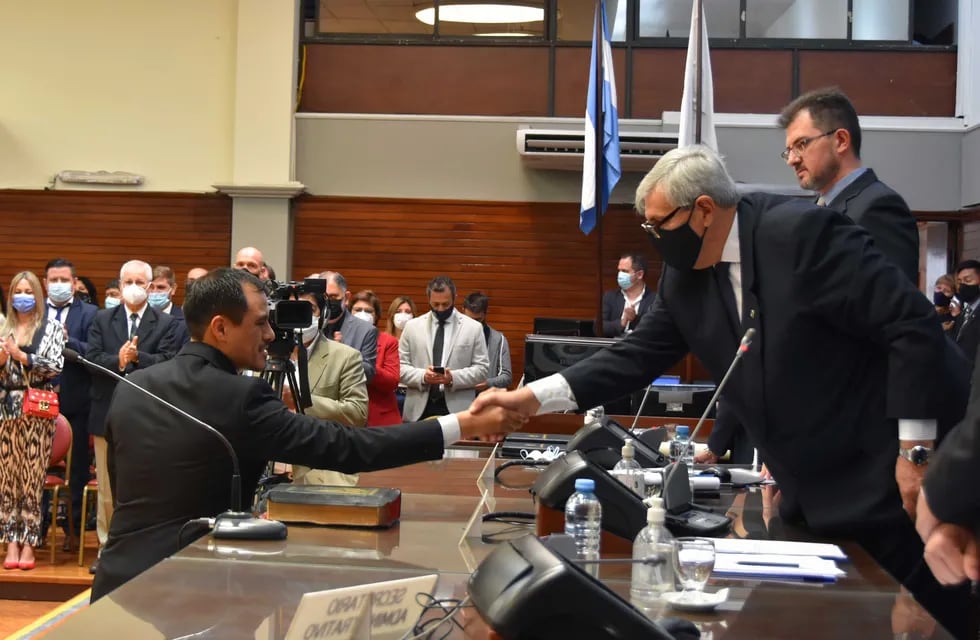 El médico Omar Gutiérrez, ganador de los comicios legislativos provinciales de junio último, prestó juramento como diputado por el frente oficialista Cambia Jujuy.