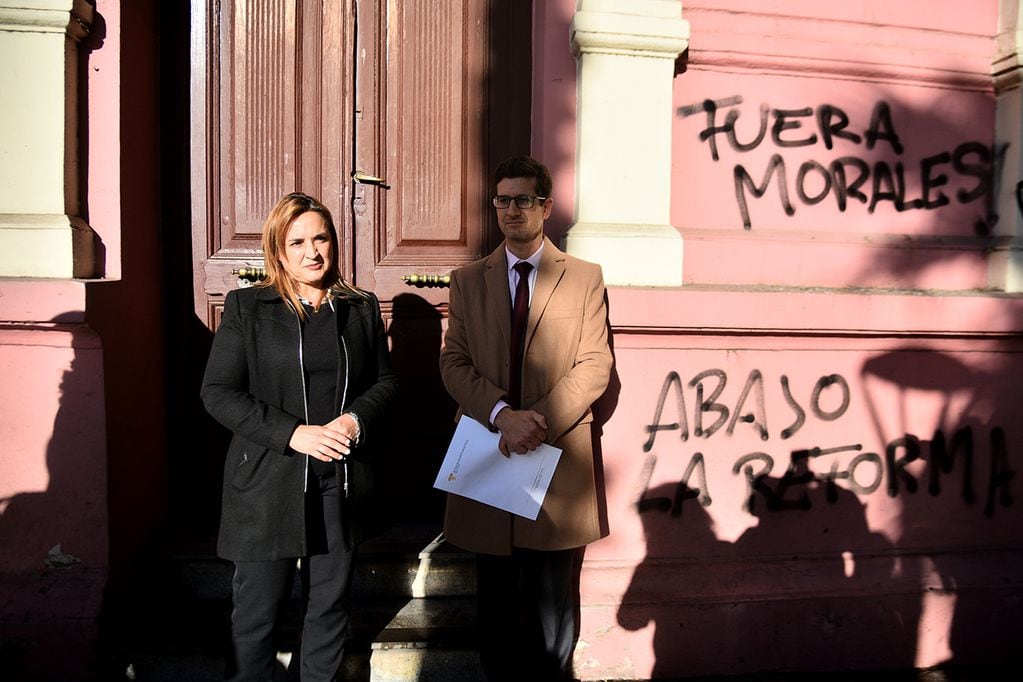 Myrian Prunotto se presenta en la Casa Radical de la ciudad de Córdoba por la intención de expulsarla del partido. (Pedro Castillo / La Voz)