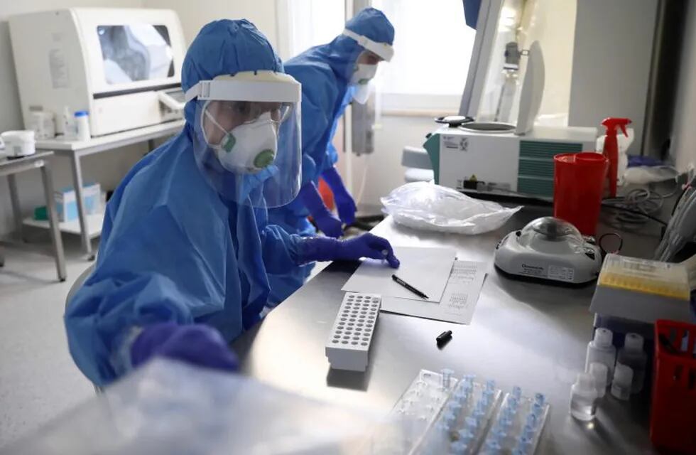 Warsaw (Poland), 14/05/2020.- Staff is testing samples on COVID-19 in the laboratory of the hospital of the Military Institute of Medicine in Warsaw, Poland, 14 May 2020. The number of confirmed coronavirus infections in Poland increased since Wednesday evening by 265 and reached 17,469, the Ministry of Health said on Thursday morning. Another eight people have died, bringing the death toll to 869. (Polonia, Varsovia) EFE/EPA/Leszek Szymanski POLAND OUT