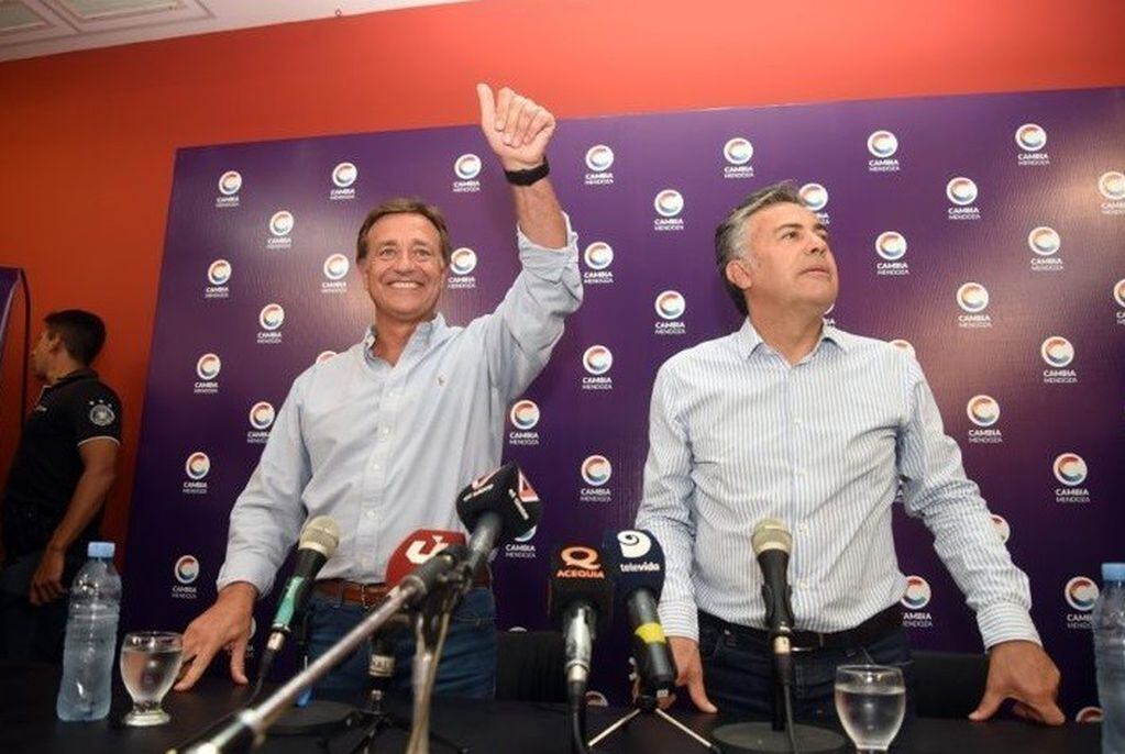 Rodolfo Suarez levanta el pulgar luego de que Alfredo Cornejo lo anunciara como precandidato de cara a las Elecciones 2019.