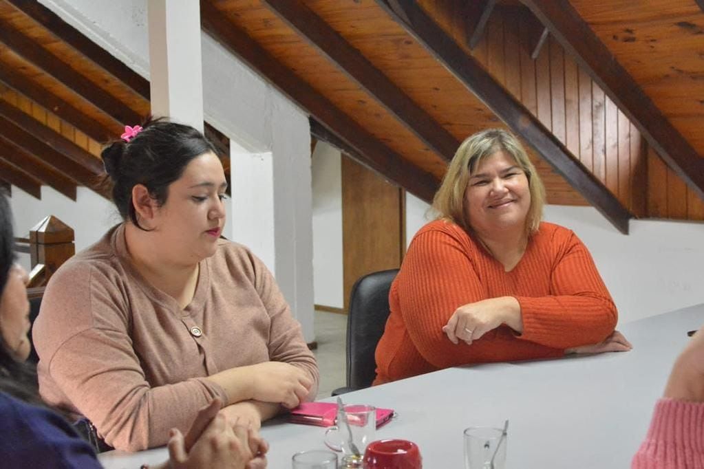 Erica Fossati acompañó a Sabrina Marcucci en la reunión y destacaron el trabajo que realiza la fundación, y cómo se convirtió en eje de gestión de políticas sociales en la Municipalidad e Ushuaia.