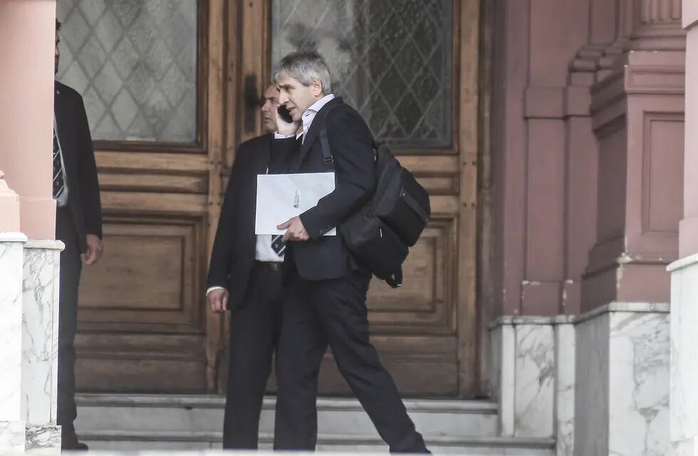 El ministro de Economía, Luis Caputo, presiona para aprobar la "ley ómnibus". Foto: Federico López Claro
