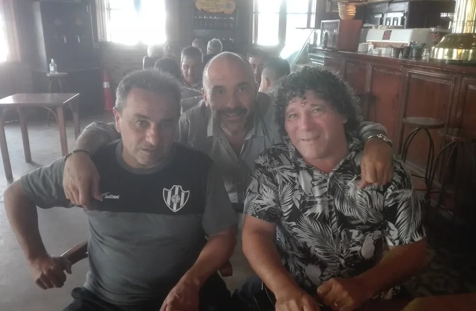 Gustavo "Sapito" Coleoni junto al Rengo Quinteros, y el dueño del restaurante en La Calera