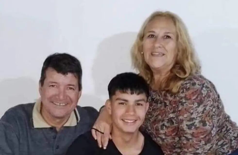 Bladimir López junto a sus padres.