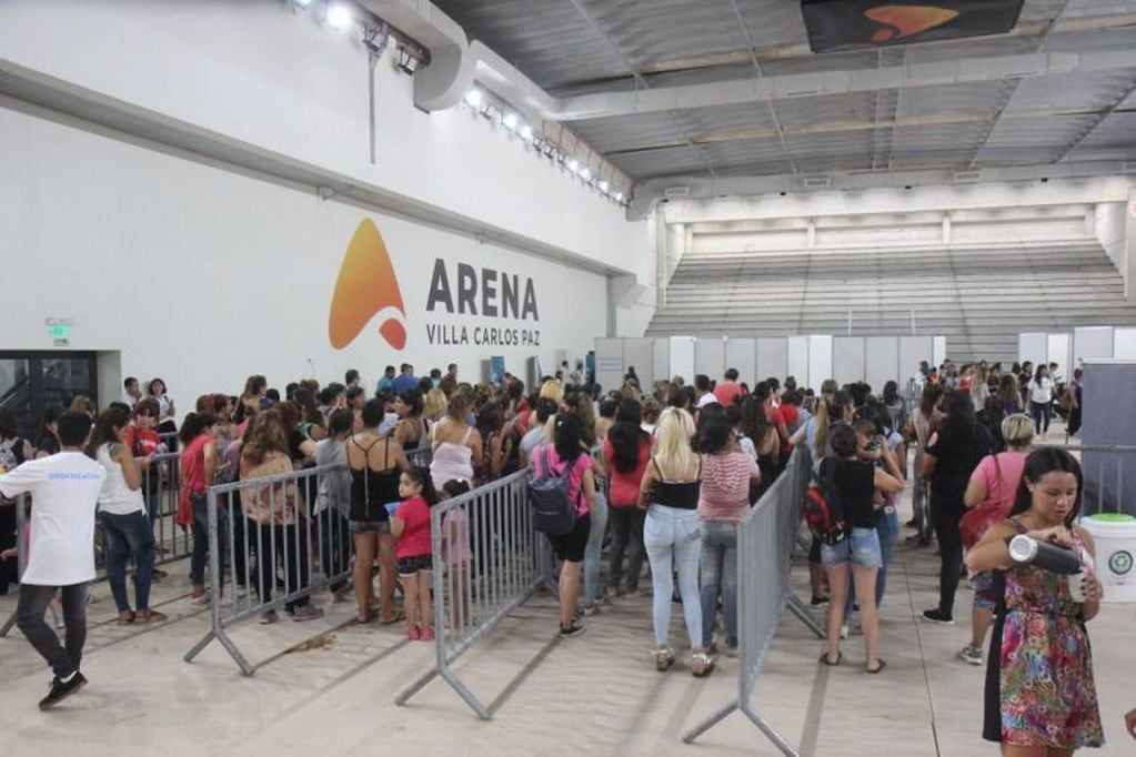 Una multitud arribaron este miércoles al estadio Arena de Villa Carlos Paz. (Foto. Municipal).