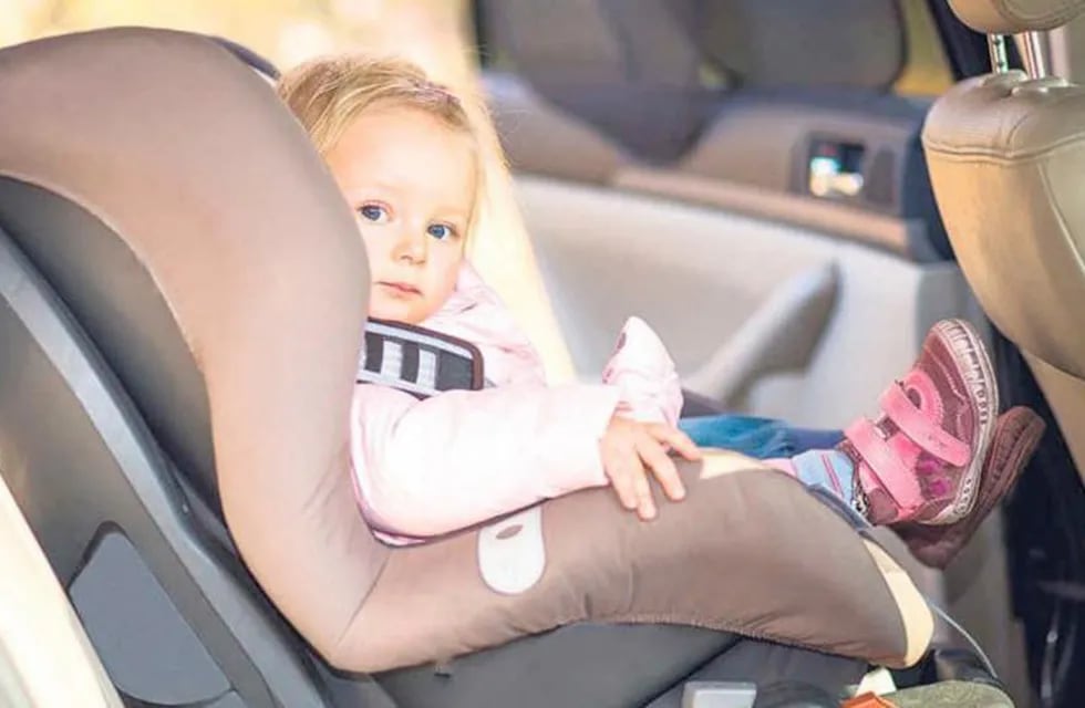 Los bebés se duermen en el auto. Cuál es la razón.