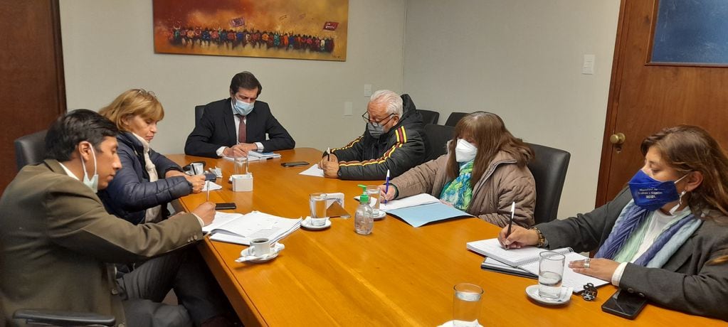 Miembros de la conducción de UPCN Jujuy encabezados por su titular Luis Cabana, se reunieron con el ministro Carlos Sadir para analizar diferentes temas en el marco de las negociaciones paritarias.
