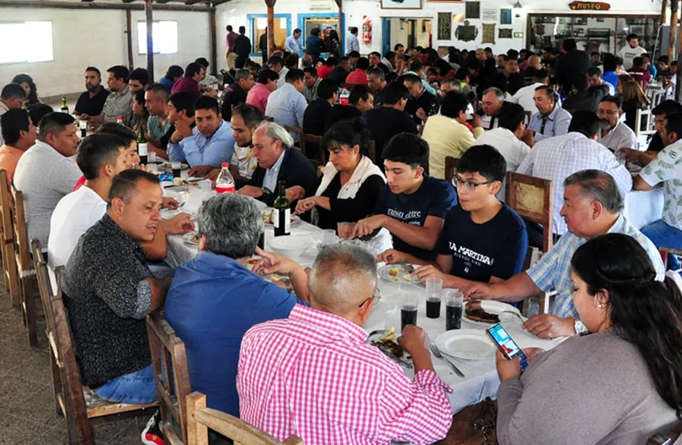 Un almuerzo de camaradería fue servido para culminar el acto de entrega de licencias titulares a decenas de taxistas de San Salvador de Jujuy.