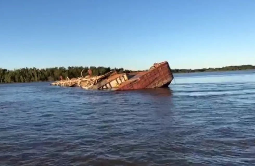 Barcaza abandonada en el Paraná derrama un líquido oscuro