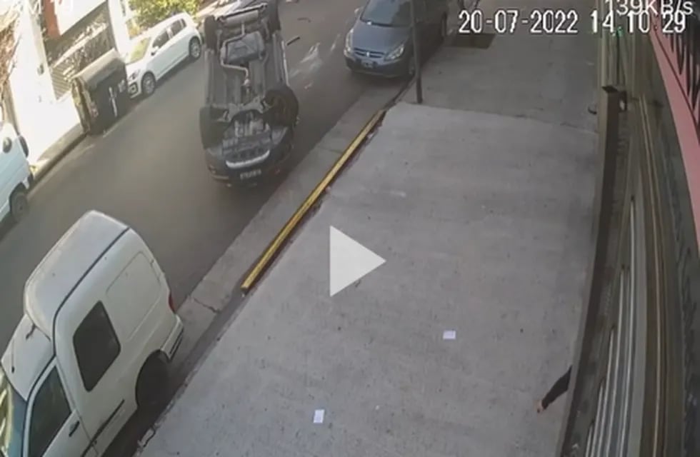 El vehículo quedó volcado en medio de la avenida Warnes al 500. Captura de video.