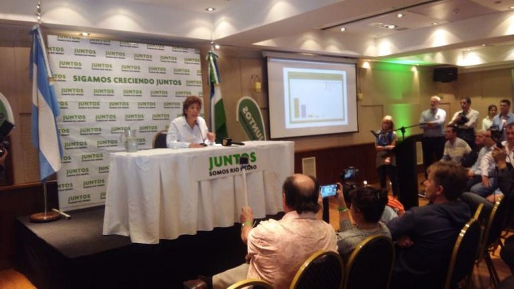 Carreras brindó una conferencia de prensa en Bariloche tras celebrar su posible victoria como primera gobernadora electa.