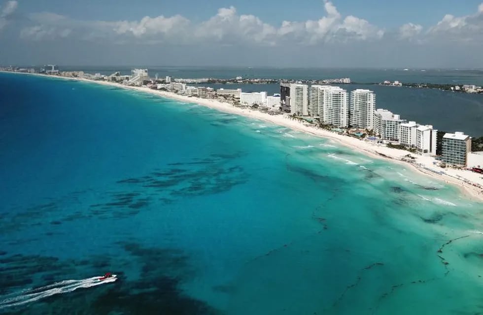 -FOTODELDIA- AME7108. CANCÚN (MÉXICO), 26/06/2019.- Fotografía aérea tomada con drone que muestra una vista general de la zona de playas con sargazo este miércoles, en el balneario de Cancún, en el estado de Quintana Roo (México). El próximo 27 de junio comenzará la Cumbre Mundial Contra el Sargazo, donde asistirán ministros de países del Caribe afectados por el alga. EFE/ Alonso Cupul