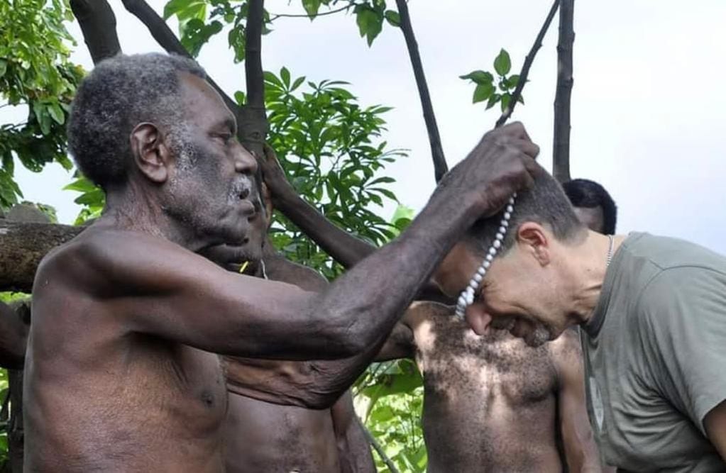 Eduardo recibió un collar de parte del jefe de una tribu en Vanuatu, en Oceanía, a unos 1700 kilómetros de Australia. 
