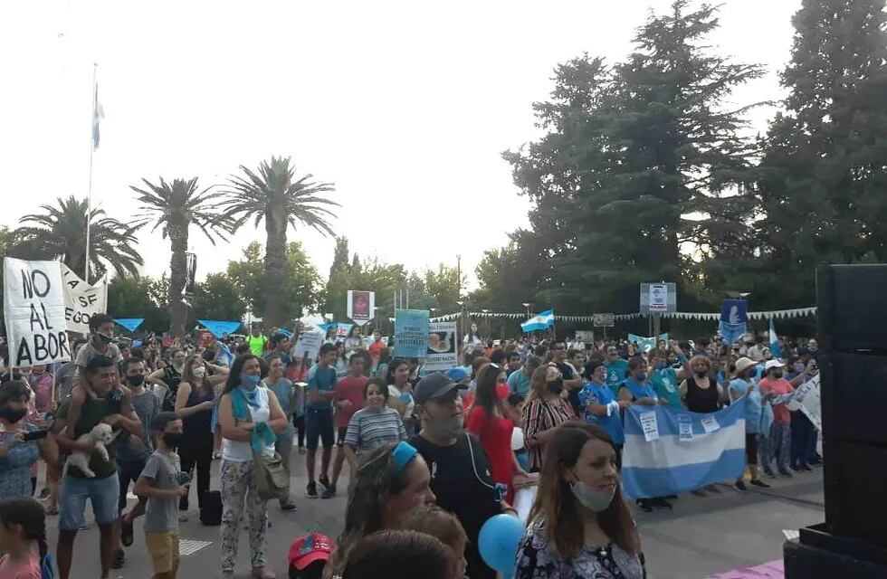 Los alvearenses realizaron una vigilia en la plaza Carlos María para decir "Si a las dos vidas".