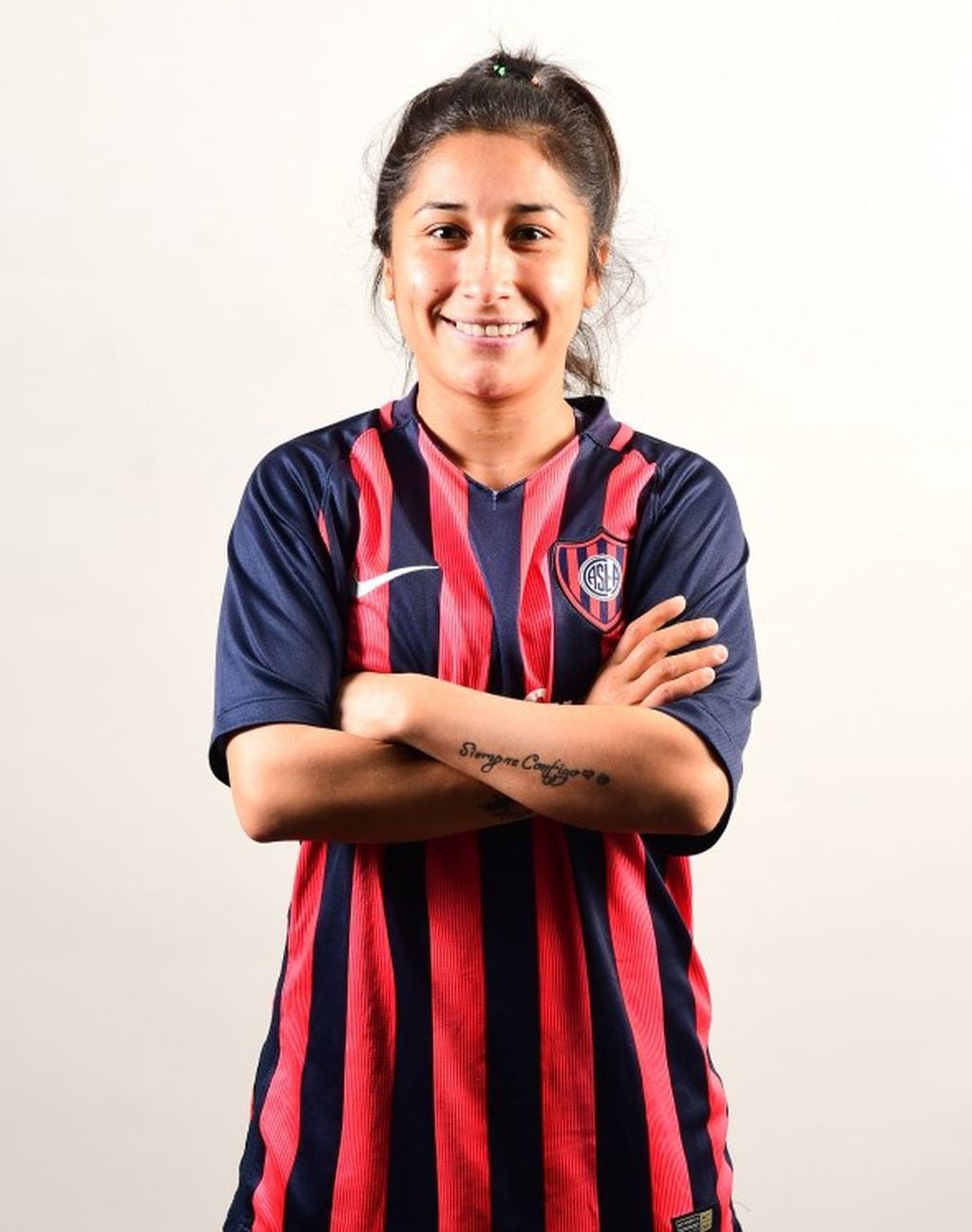 Cintia Cecilia López la defensora misionera de San Lorenzo, que también historia al firmar el primer contrato profesional. (Club San Lorenzo)