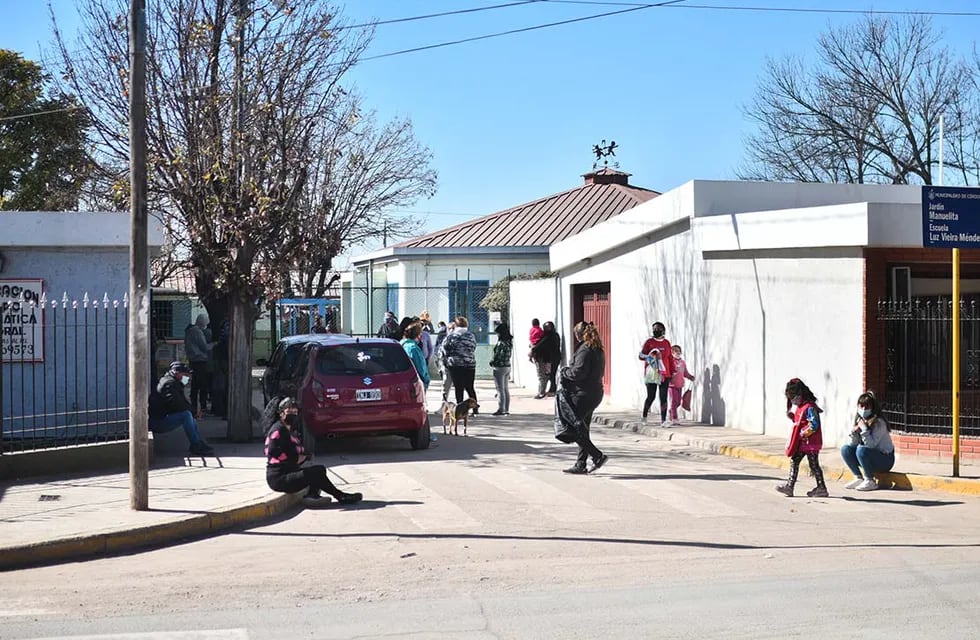 Dos escuelas siguen cerradas por los testeos ante el brote de la variante Delta (Fotografia Pedro Castillo).
