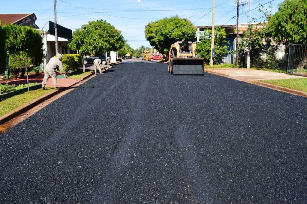 Continúan las obras de asfaltado sobre empedrado en la capital provincial
