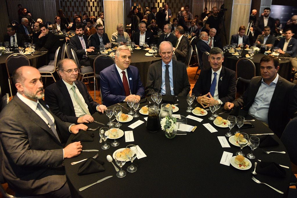 Algunos de los políticos presentes en la disertación en la Bolsa de Comercio. (Pedro Catillo / La Voz)