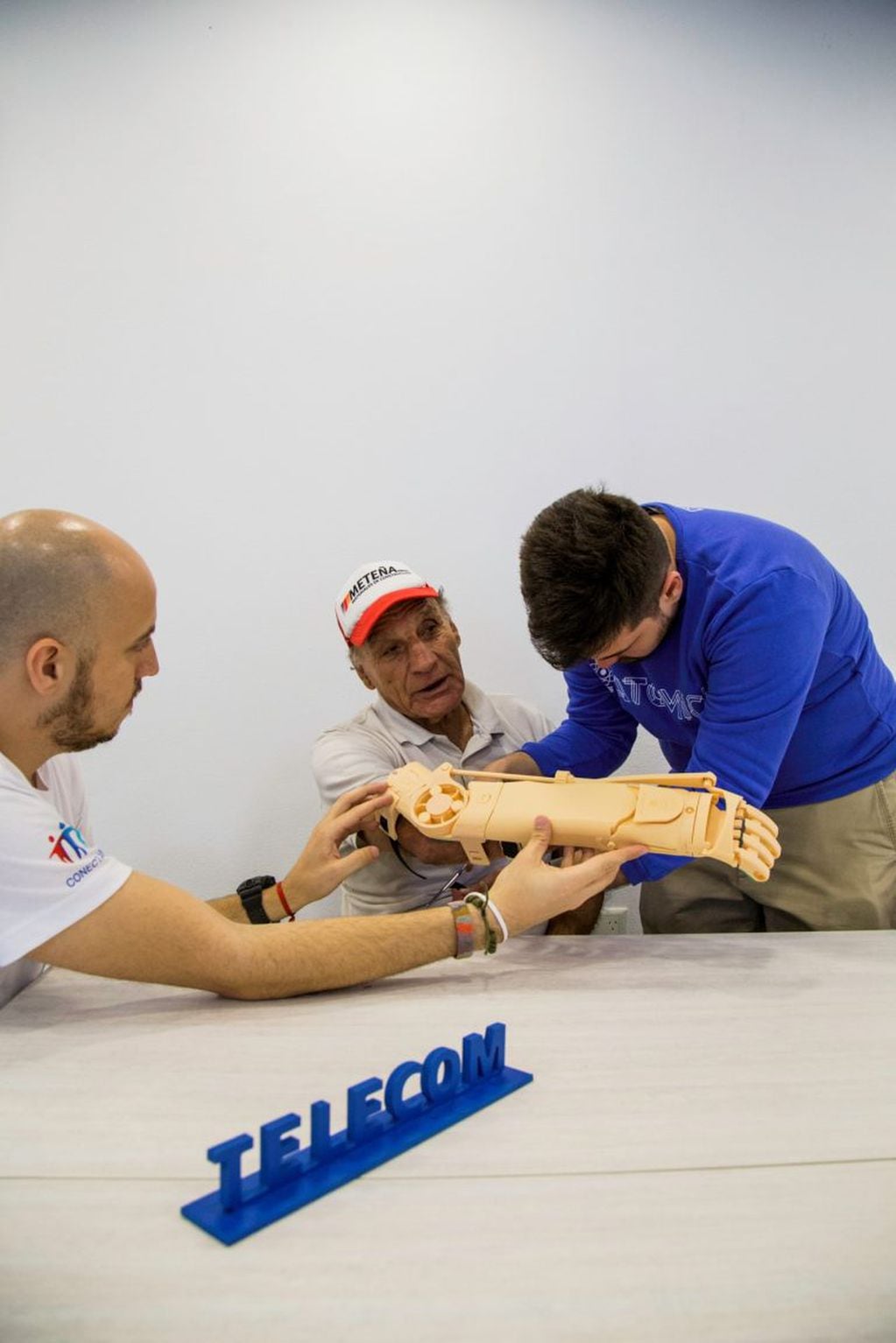 Miguel Carranza recibió la prótesis de su brazo, como también varias personas que se vieron beneficiadas por este "Manotón". (Telecom)