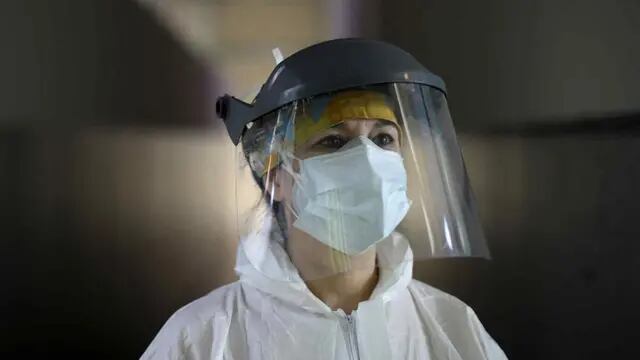 Covid-19. Andrea Cortés, una enfermera de 49 años vestida con equipo de protección, en el Hospital Piñero de Buenos Aires. (AP)