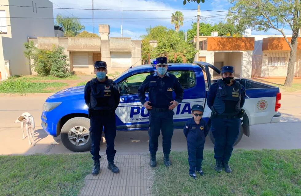 Comisario Inspector Luis Heredia junto con el Subcomisario Juan Diego Veliz Oviedo, la Sargento Primero Carina Ludueña y Emiliano.