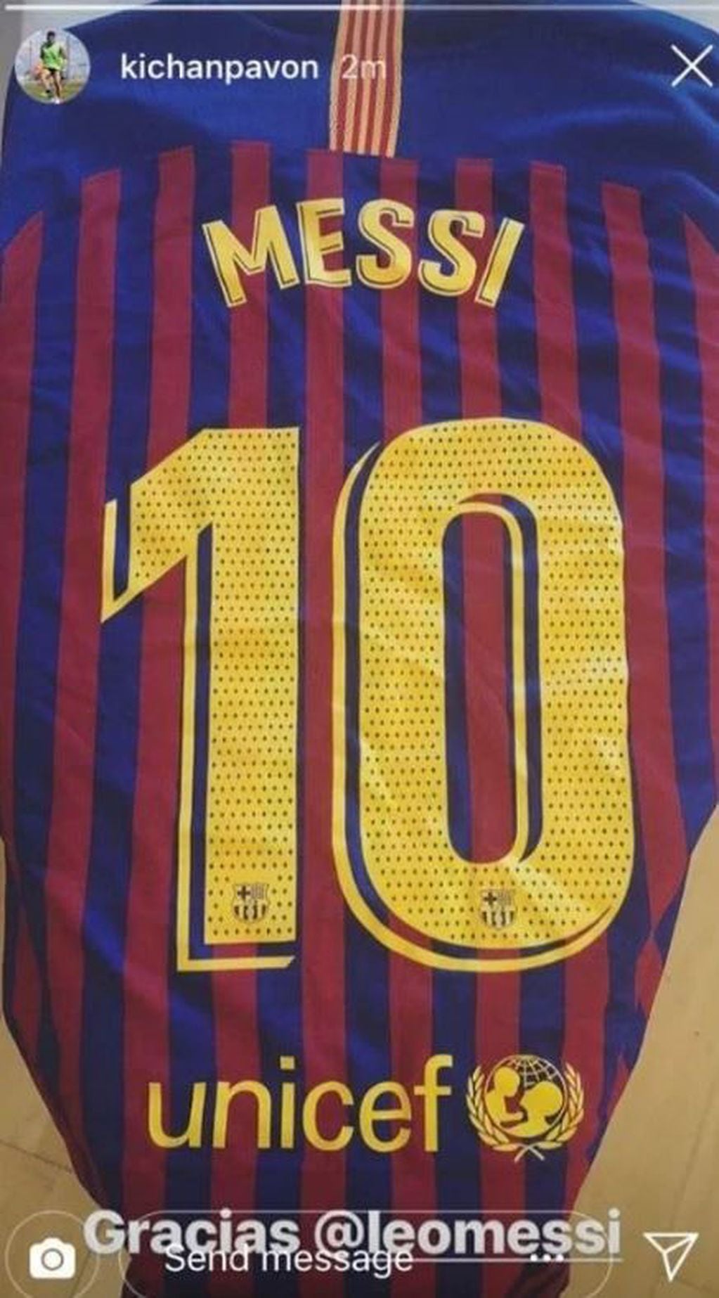 Cristian Pavón mostró la camiseta que le regaló Lionel Messi. Foto: Instagram.