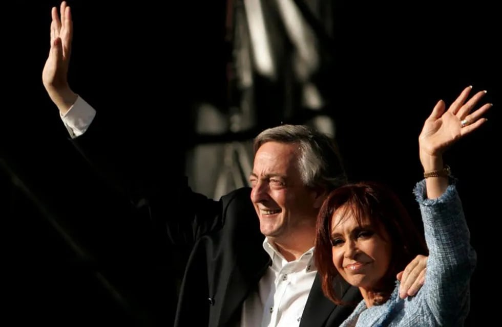 FILE PHOTO: Former Argentina's President Cristina Fernandez de Kirchner and her husband, former president Nestor Kirchner, wave to supporters in a planned rally by trade unions and social groups to back her in Buenos Aires April 1, 2008. REUTERS/Marcos Brindicci/File Photo ciudad de buenos aires Nestor Kirchner Cristina Fernandez de Kirchner ex presidentes de la nacion