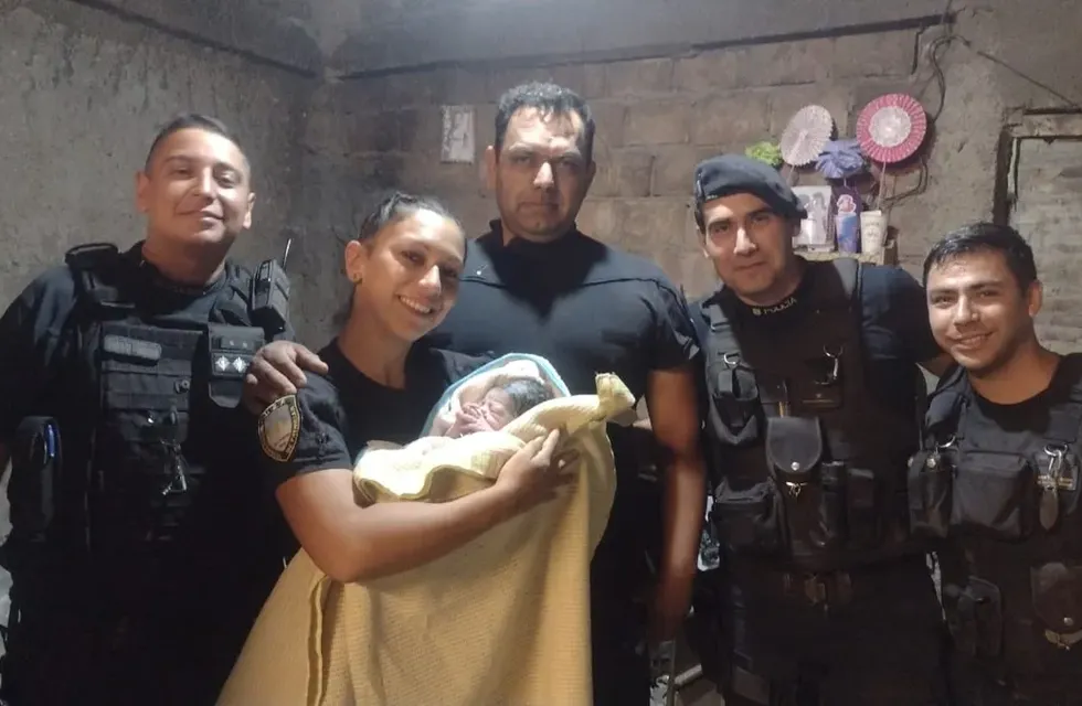 Como la ambulancia no llegaba, policías de San Martín ayudaron a una joven mendocina a dar a luz en su casa.