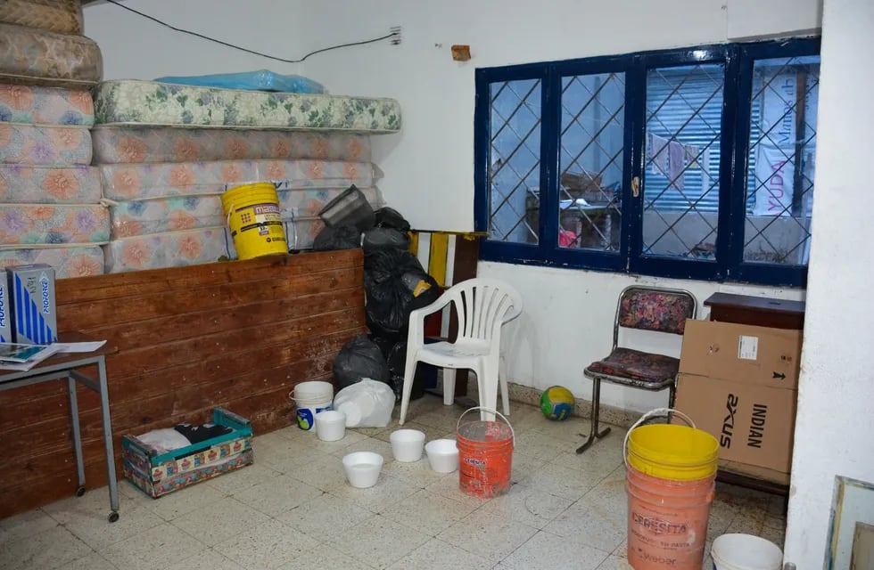 Una imagen demostrativa del estrago que provocan las goteras de los techos en la hospedería de Manos Abiertas Jujuy: recipientes de todo tamaño para evitar que el agua inunde los pisos.
