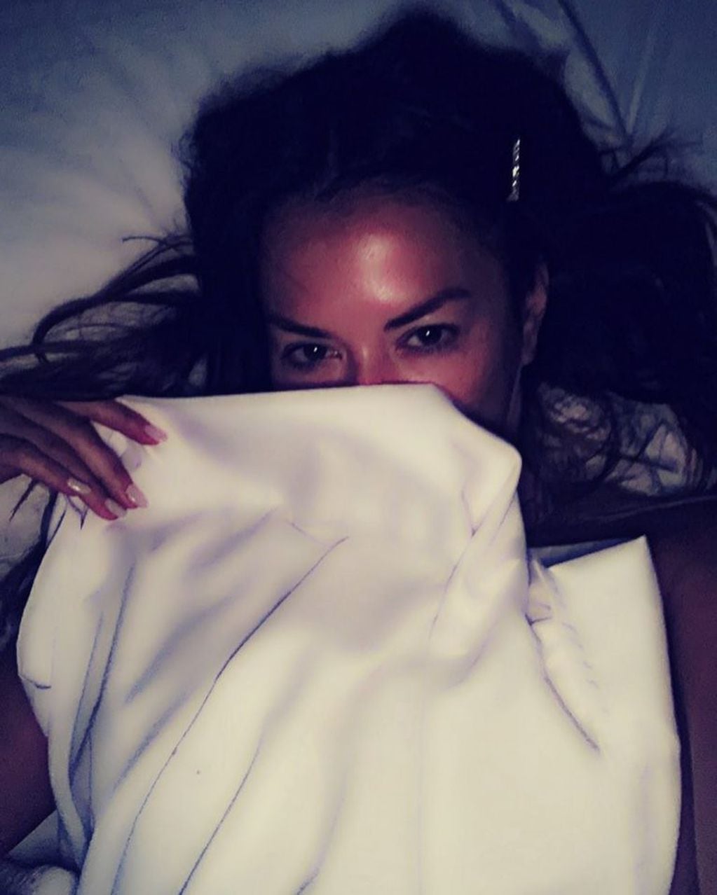 Karina Jelinek le tiró besos a sus seguidores desde la cama (Foto: Instagram/ @karijelinek)