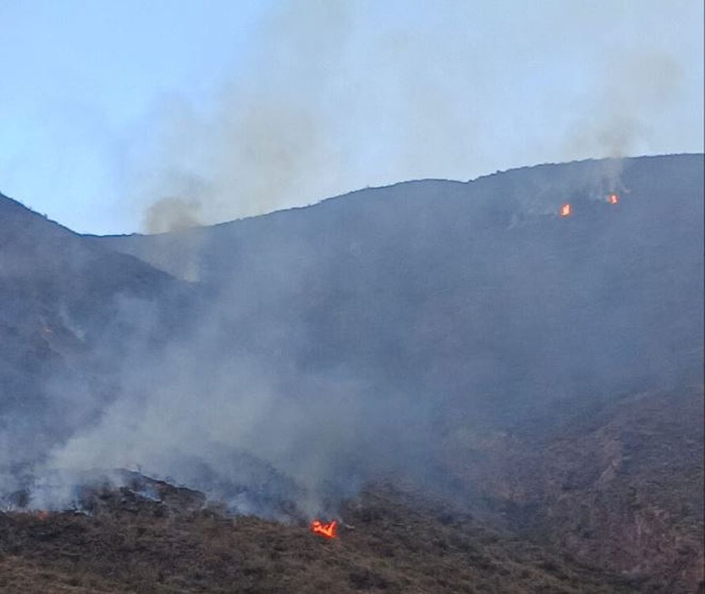 Incendio en cerro peral, en El Challao, controlado.