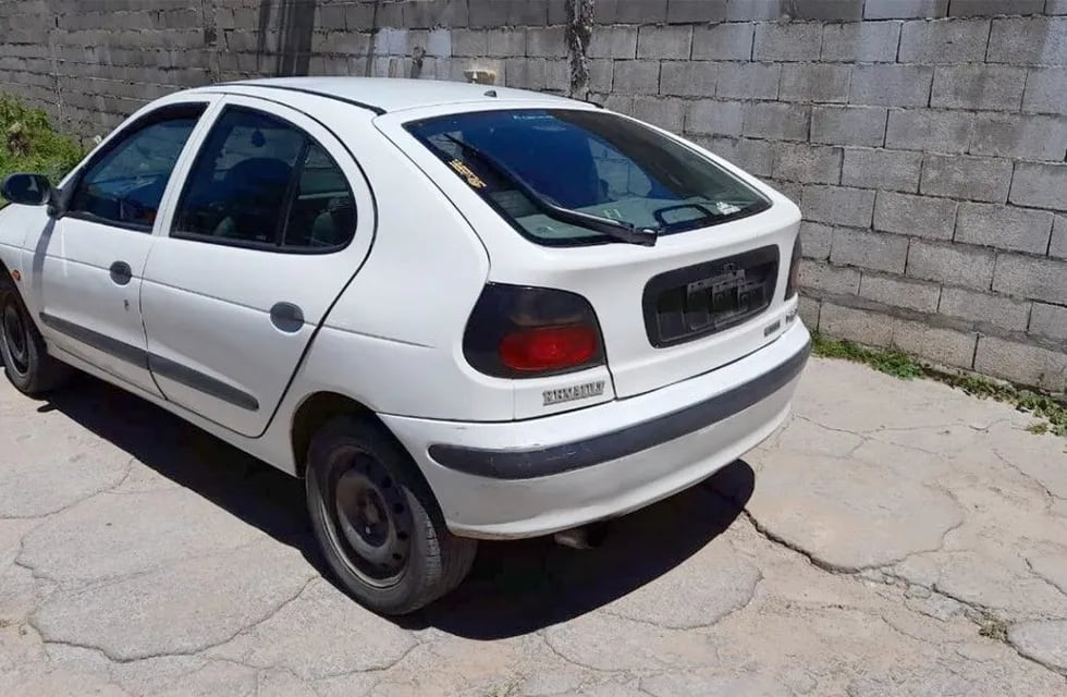 El auto en el que se habrían trasladado los autores de los disparos, en Río Cuarto.