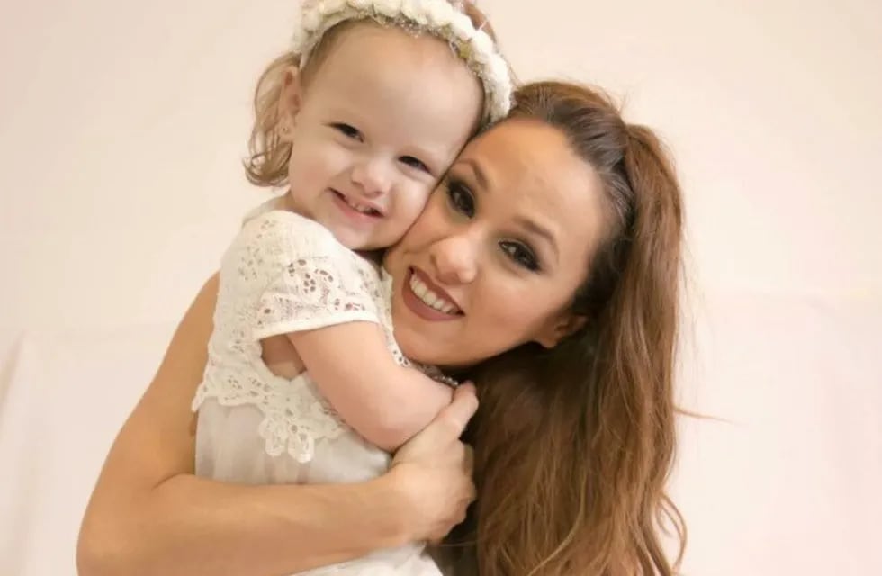 Barby Silenzi y su hija Elenita, víctima de burlas en Facebook.