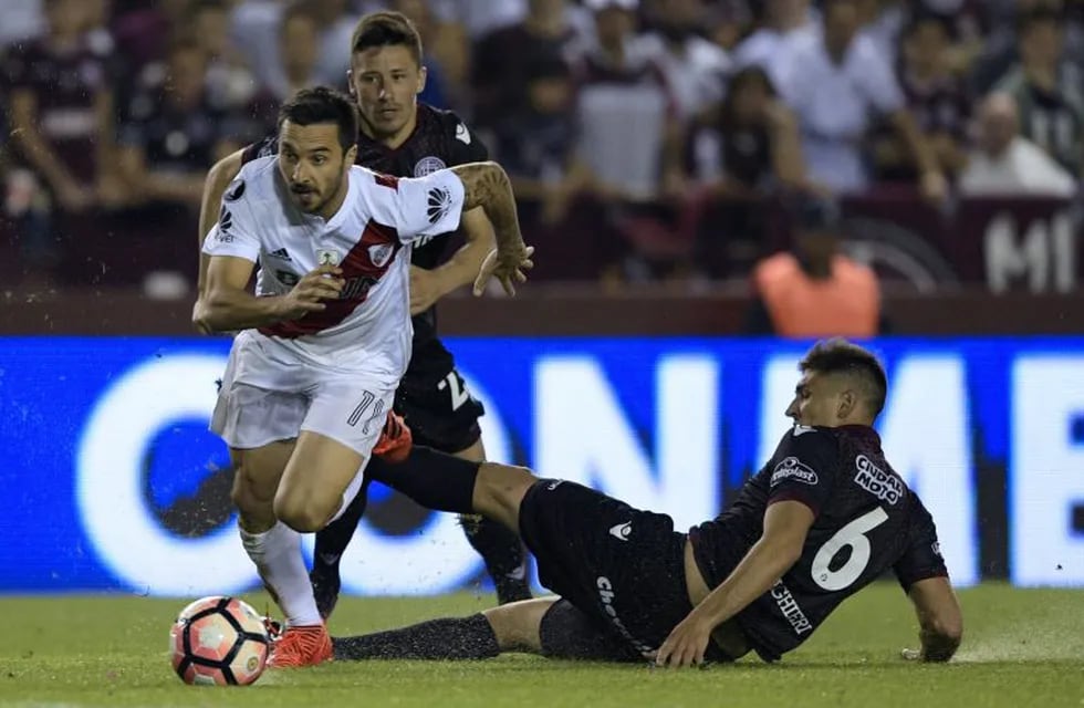 Argentina's River Plate forward Ignacio Scocco (L) drives the ball past Argentina's Lanus defender Diego Braghieri during their Copa Libertadores semifinal second leg football match in Lanus, on the outskirts of Buenos Aires, on October 31, 2017. / AFP PHOTO / Juan MABROMATA cancha lanus ignacio scocco futbol copa libertadores 2017 futbol futbolistas lanus river plate