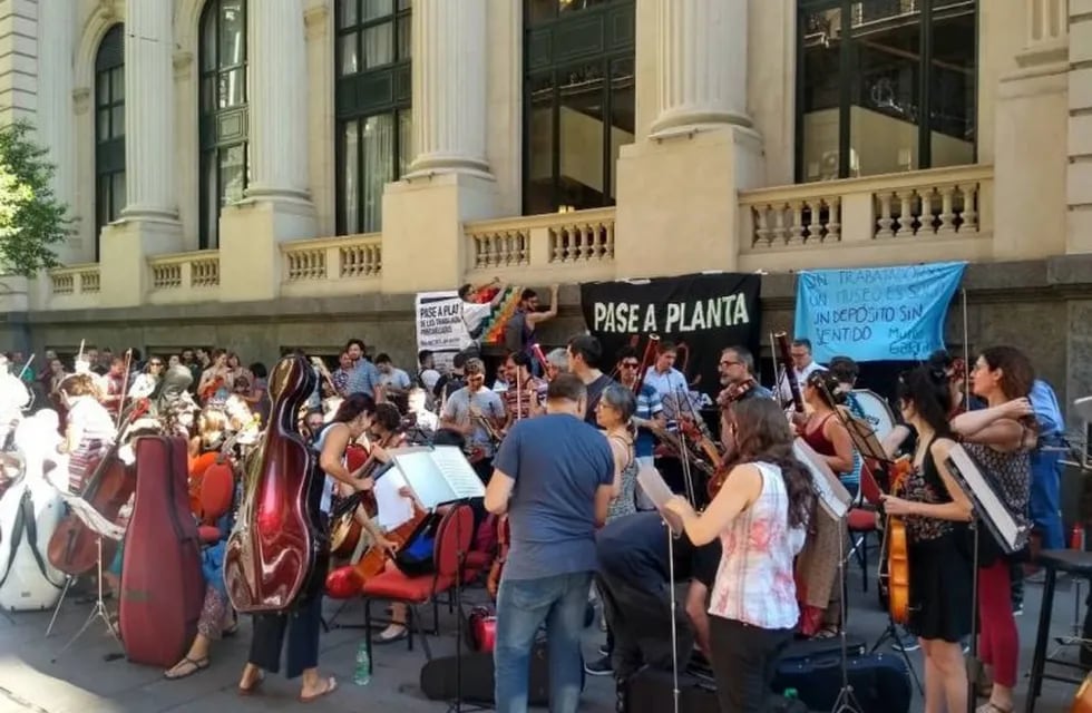 Los instrumentistas se formaron a metros de la entrada a la Bolsa de Comercio. (@sinfonicarosario)