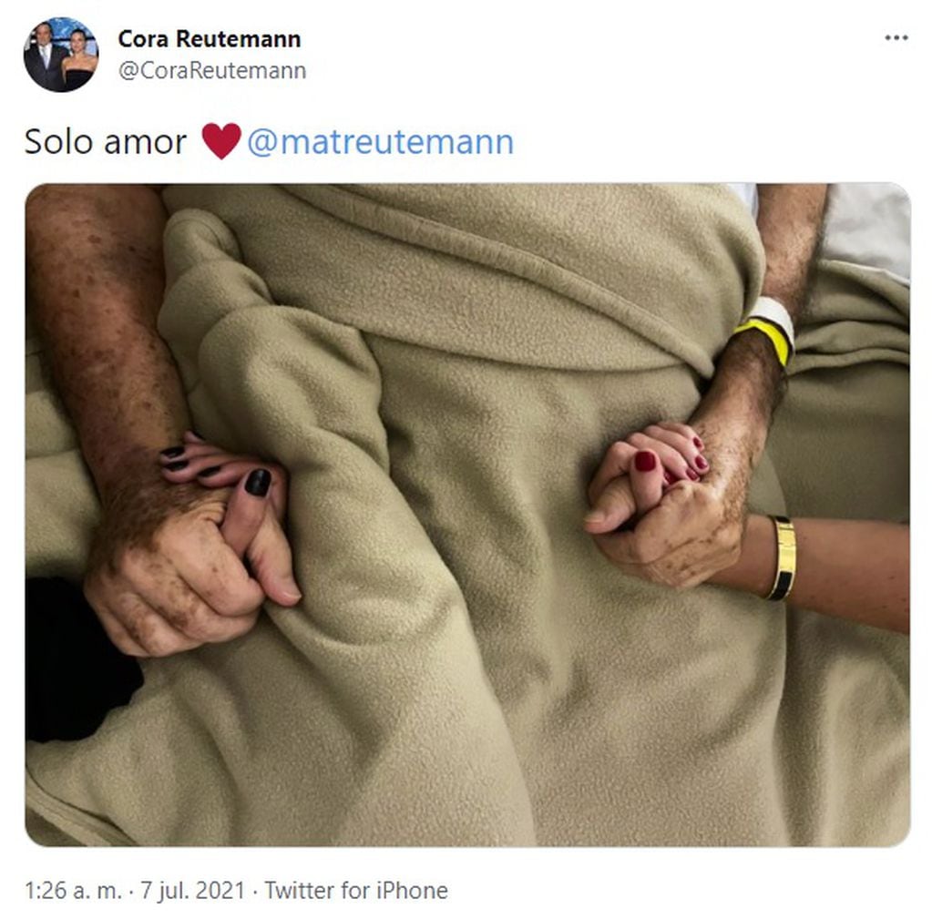La hija mayor del "Lole" publicó una foto en la que toma las manos de su padre junto a su hermana Mariana.