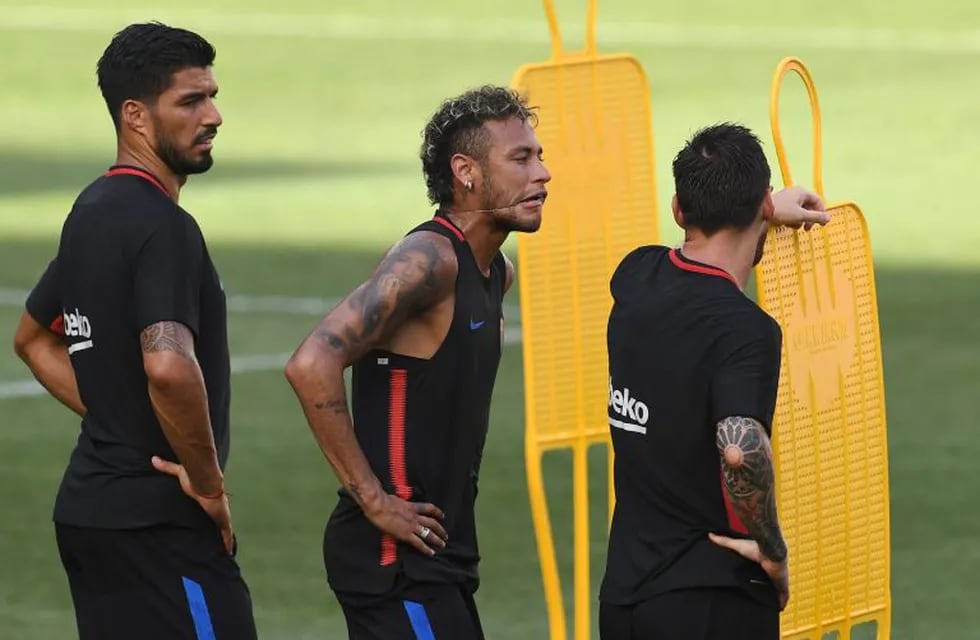 Barcelona's Brazilian forward Neymar (C), Barcelona's Uruguayan forward Luis Suarez (L) and Barcelona's Argentinian forward Lionel Messi take a break during a training session at the Red Bull Arena in Harrison, New Jersey, on July 21, 2017, a day before their match against Juventus FC.  / AFP PHOTO / Jewel SAMAD eeuu nueva jersey lionel messi Neymar entrenamiento del FC barcelona partido de promocion en eeuu