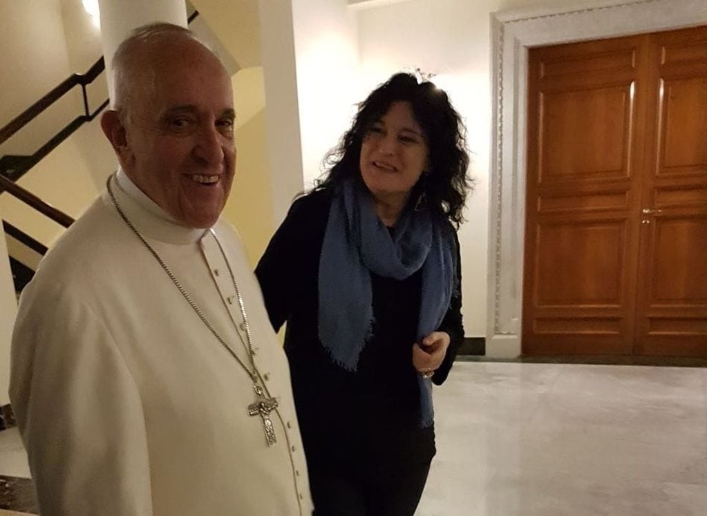 La villamariense Alicia Peresutti junto al papa Francisco