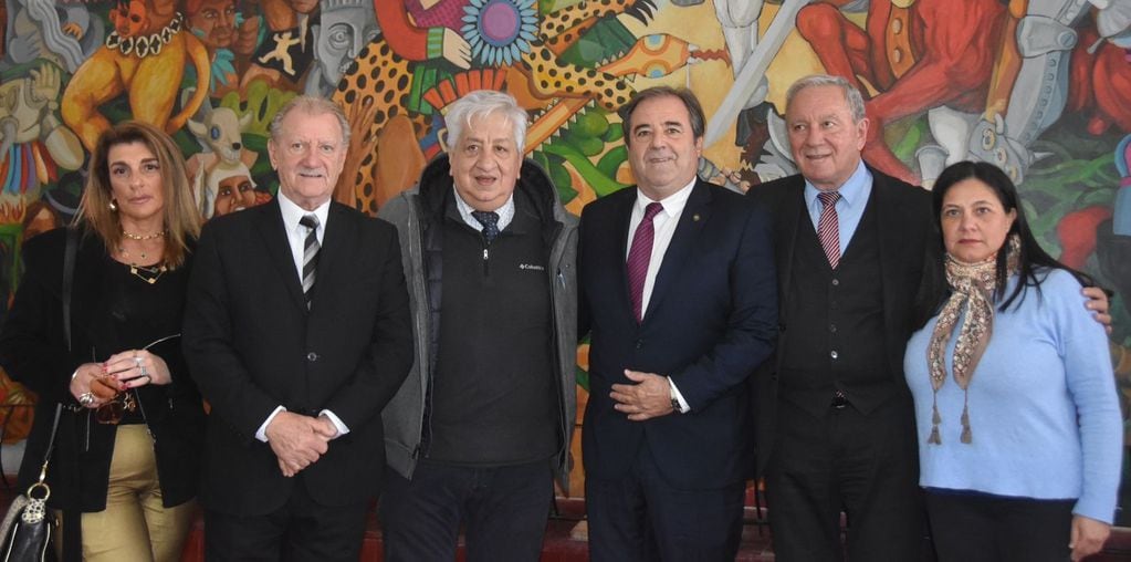 El sindicalista Julio Piumato junto al vicegobernador de Jujuy Alberto Bernis (ambos al centro), con los vicegobernadores Antonio Marocco, de Salta, y Rubén Dusso de Catamarca.