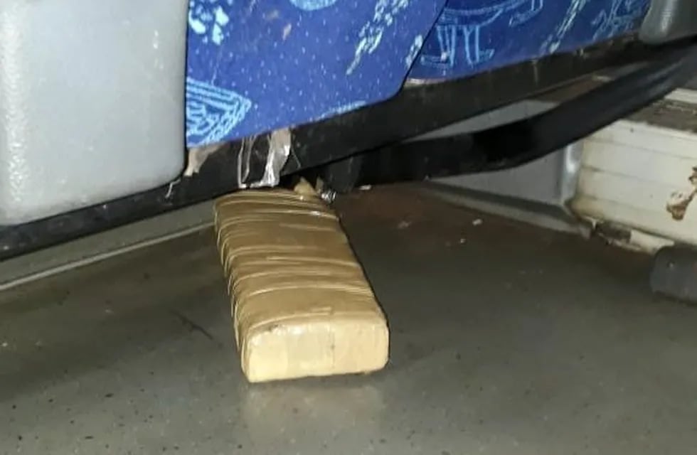 El paquete fue encontrado debajo de un asiento.
