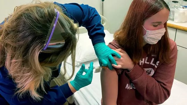 Vacunación en niños y adolescentes. VACUNAS. Argentina todavía no dispone de fórmulas para vacunar a menores de 18 años. (AP)