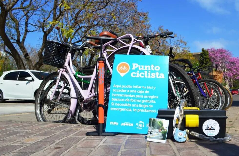 El municipio instaló más puestos de arreglos básicos de arreglos de bicicletas