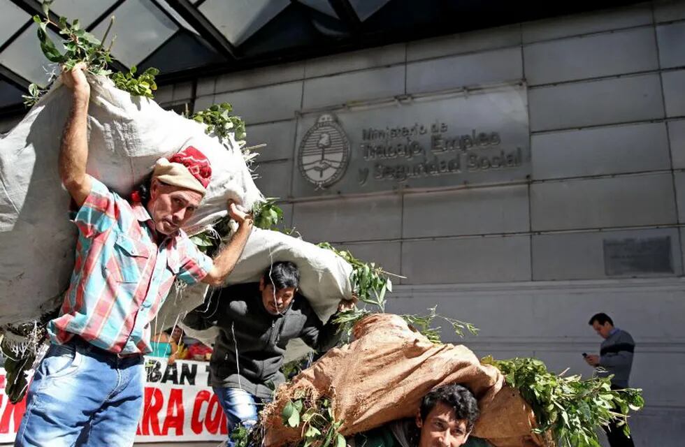 Imagen archivo. Cosechadores argentinos de yerba mate asisten a una manifestación frente al Ministerio de Trabajo, en Buenos Aires (Argentina), para reclamar un salario \