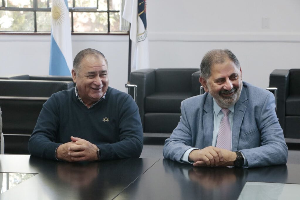 Marcelino Carvajal, alcalde de Mejillones (Chile), y Raúl Jorge, intendente de San Salvador de Jujuy, se reunieron en la Intendencia capitalina.