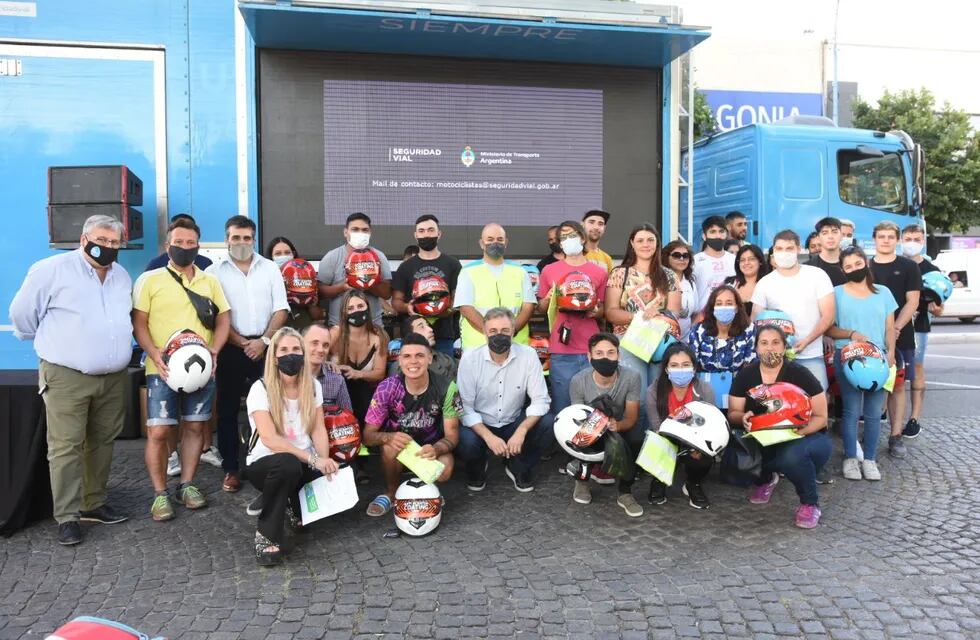 Se realizó una capacitación y entrega de cascos a motociclistas en la plaza 25 de Mayo